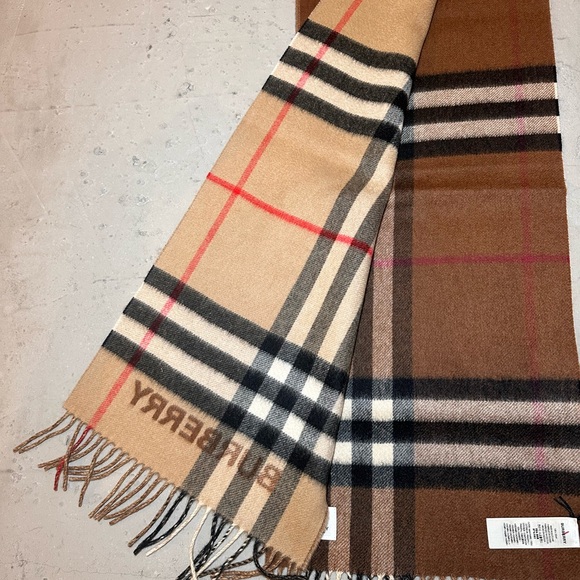 Burberry Cashmere scarf with a double-sided Colors Archive Beige And Birch Brown - Picture 7 of 9